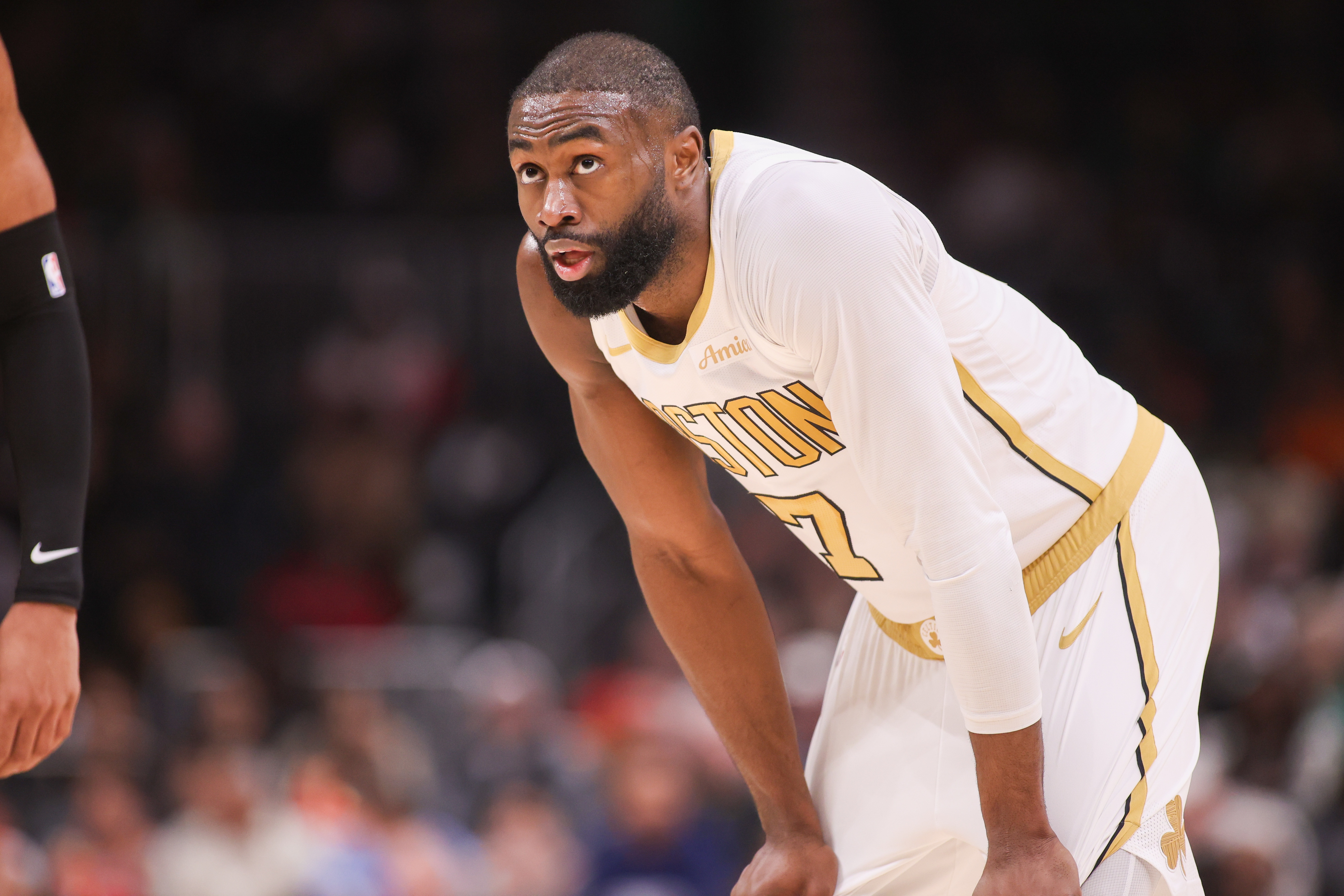 J9九游会官网-三双到手！杰伦·布朗27中9拿到27分10板12助 三分10中4